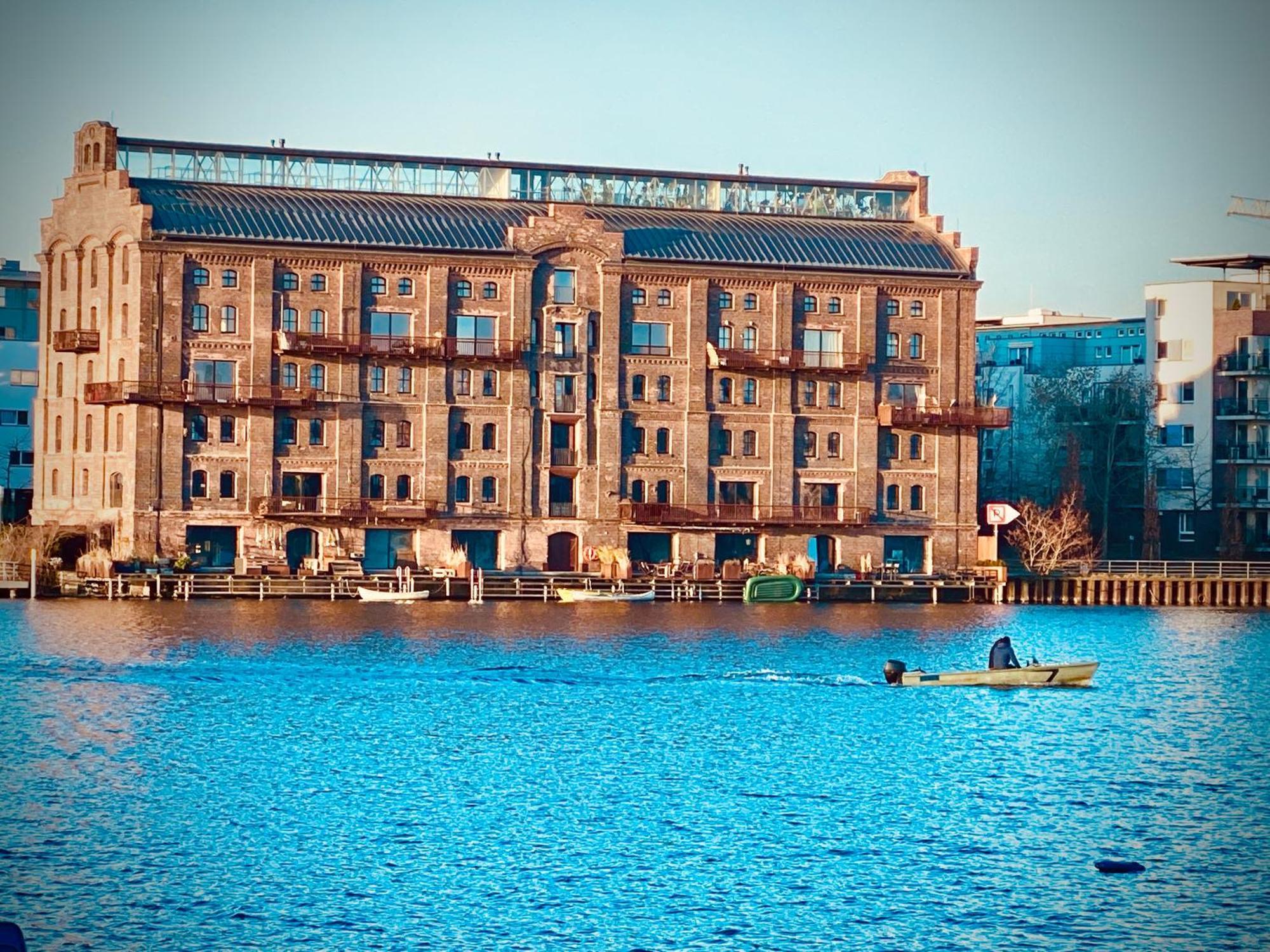 Schoene Aussichten Mitten In Berlin - Il Sole Luaran gambar
